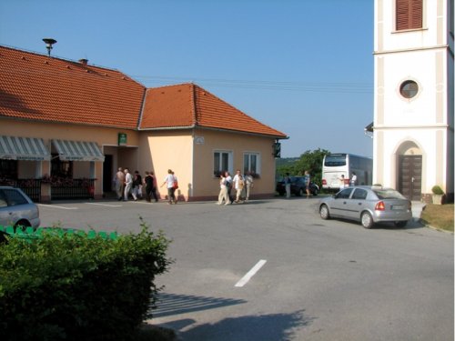 48 v okrepčevalnici pri kapelici nas čaka "ko-čerja"